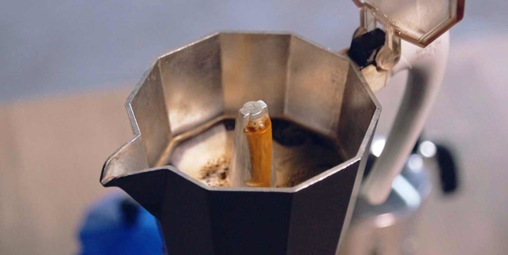 приготовление кофе в гейзерной кофеварке