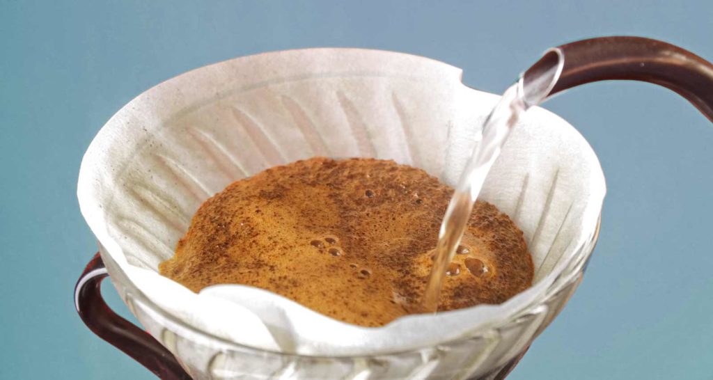 приготовление кофе в воронке hario v60 с использованием чайника с узким носиком